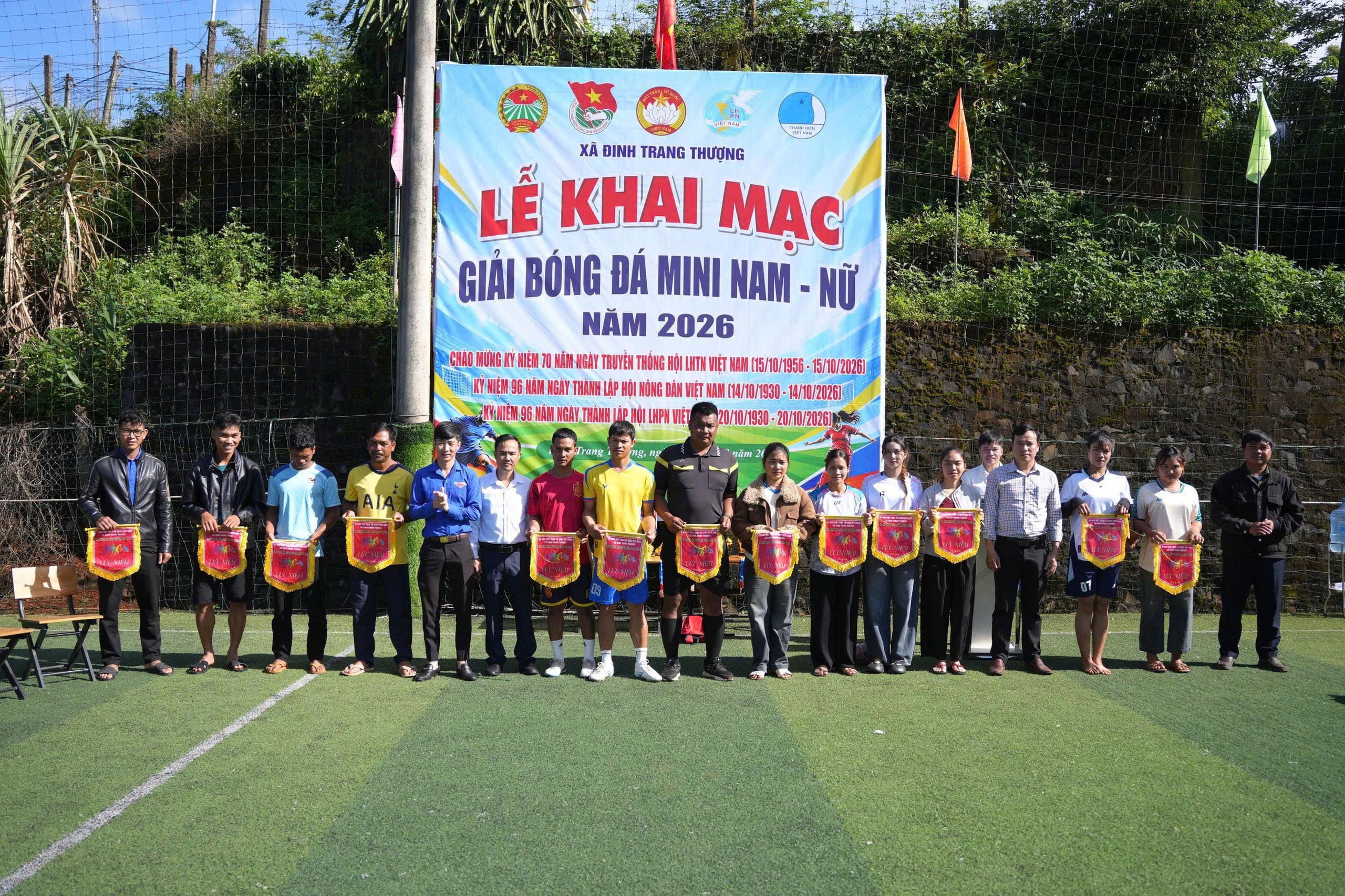 XÃ ĐINH TRANG THƯỢNG KHAI MẠC GIẢI BÓNG ĐÁ NAM, NỮ CHÀO MỪNG CÁC NGÀY TRUYỀN THỐNG CỦA MẶT TRẬN TỔ QUỐC VÀ CÁC TỔ CHỨC CHÍNH TRỊ - XÃ HỘI